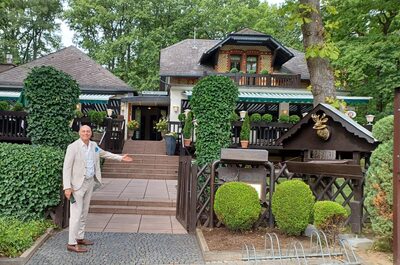 Begr&uuml;&szlig;ung am Eingang des Restaurants &bdquo;Rheinblick&ldquo;