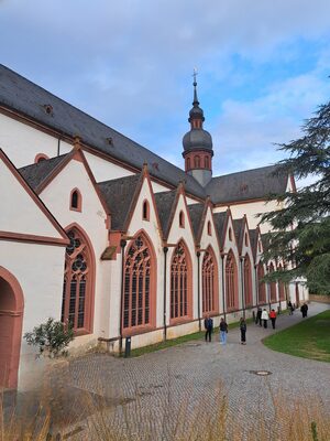 Au&szlig;enansicht der Basilika des Klosters Eberbach mit Dachreiter