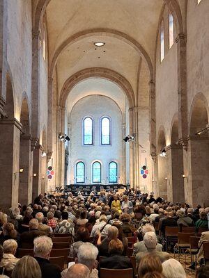 Blick durch das Mittelschiff der Basilika auf das Podium vor Konzertbeginn