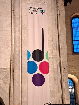 Banner des Rheingau Musik Festivals an einem Pfeiler der Basilika