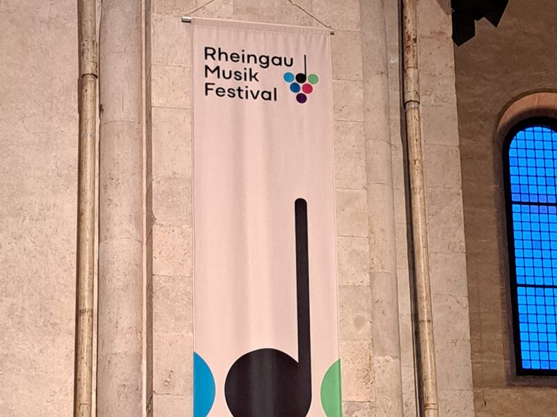 Banner des Rheingau Musik Festivals in der Basilika des Klosters Eberbach