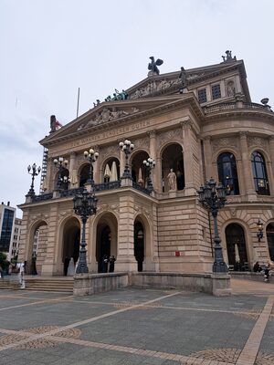 Au&szlig;enansicht der Alten Oper Frankfurt vom Opernplatz aus