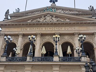 Giebel der Alten Oper mit der Inschrift &bdquo;Dem Wahren Sch&ouml;nen Guten&ldquo;